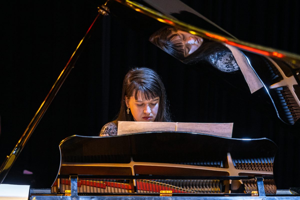 zingende pianiste tijdens Midwinter concert