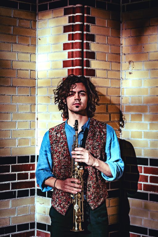 Foto van saxofoon docent Edu met saxofoon