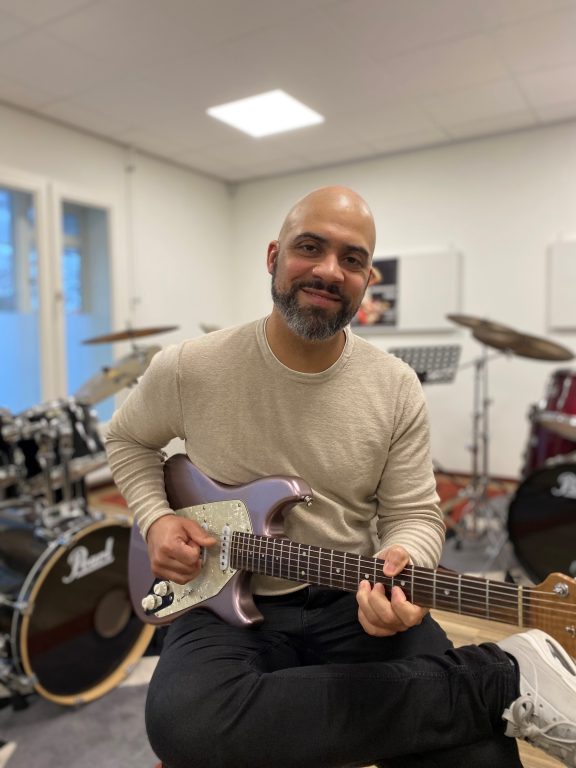 Docent elektrisch gitaar en basgitaar