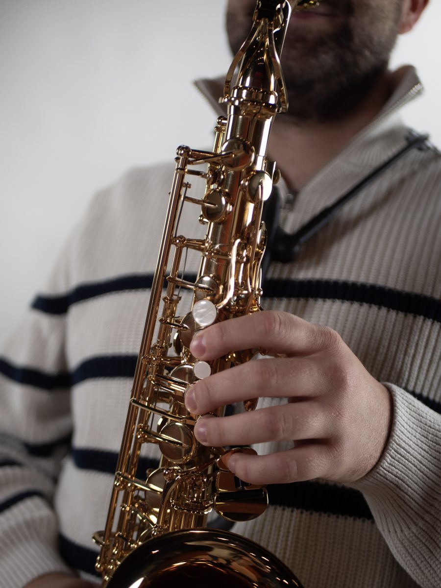 Man met baard spelend op saxofoon