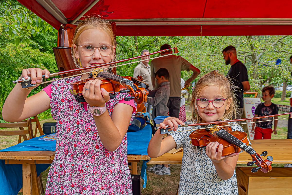 Twee meisjes met viool op het KinderMuziekFestival 2025.