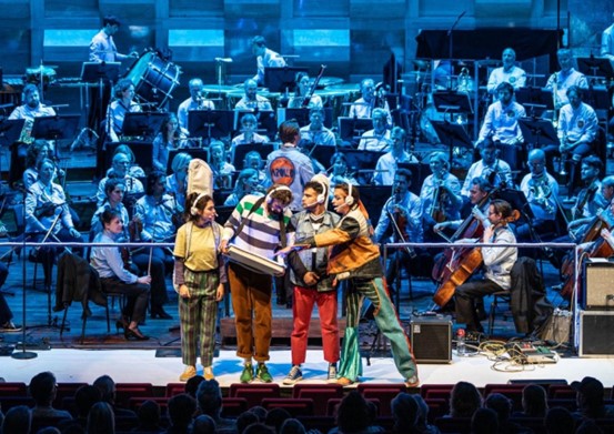 Optreden van een muziekvoorstelling op podium