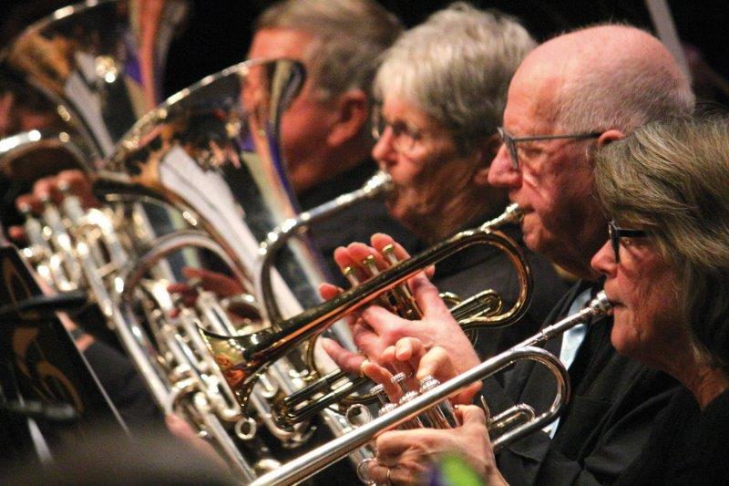 Harmonie Dagorkest optredend met blaasinstrumenten