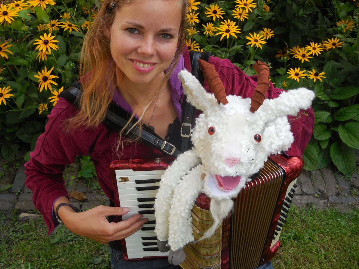 Afbeelding van een dame en Merlijn het witte geitje