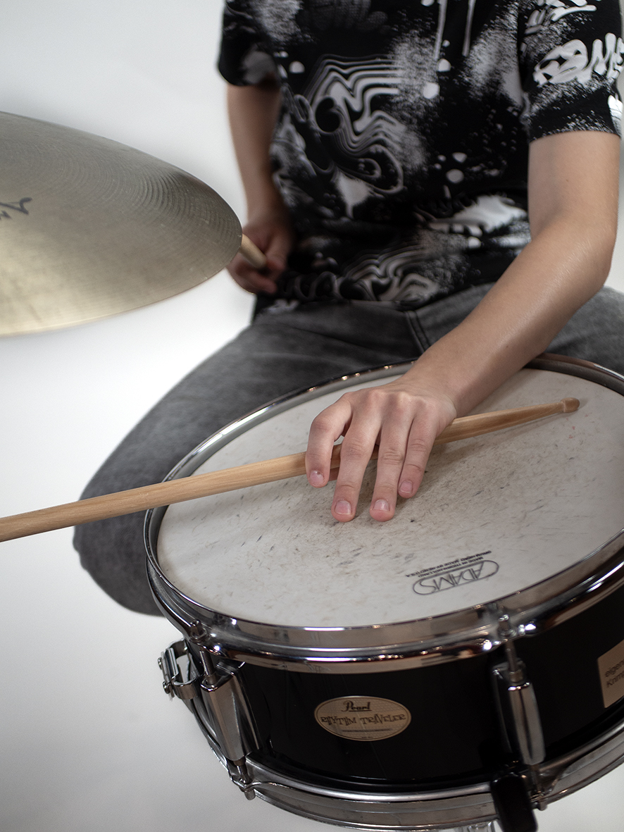 Close-up hand met drumstick en drums