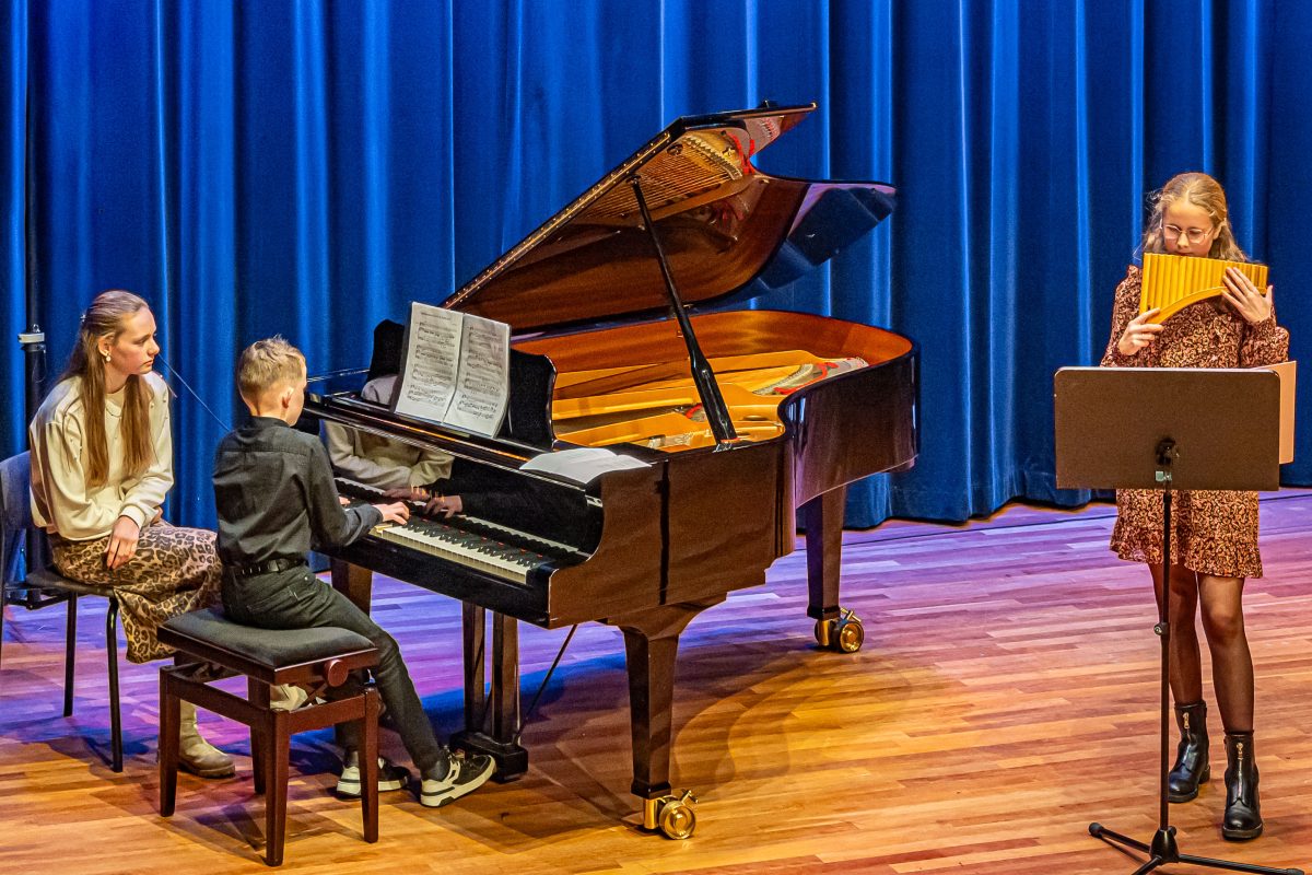 Optreden met jongeman op piano en jongedame op panfluit