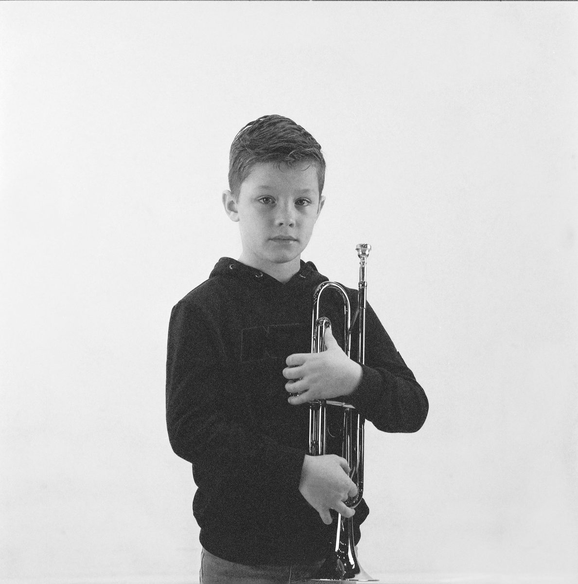 Leerling met trompet in zwart-wit