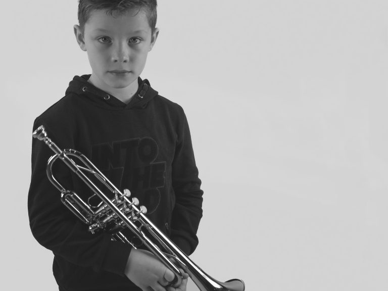 Leerling met trompet landscape foto zwart-wit