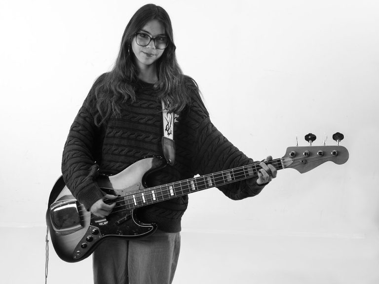 jongedame poserend met basgitaar zwart-wit