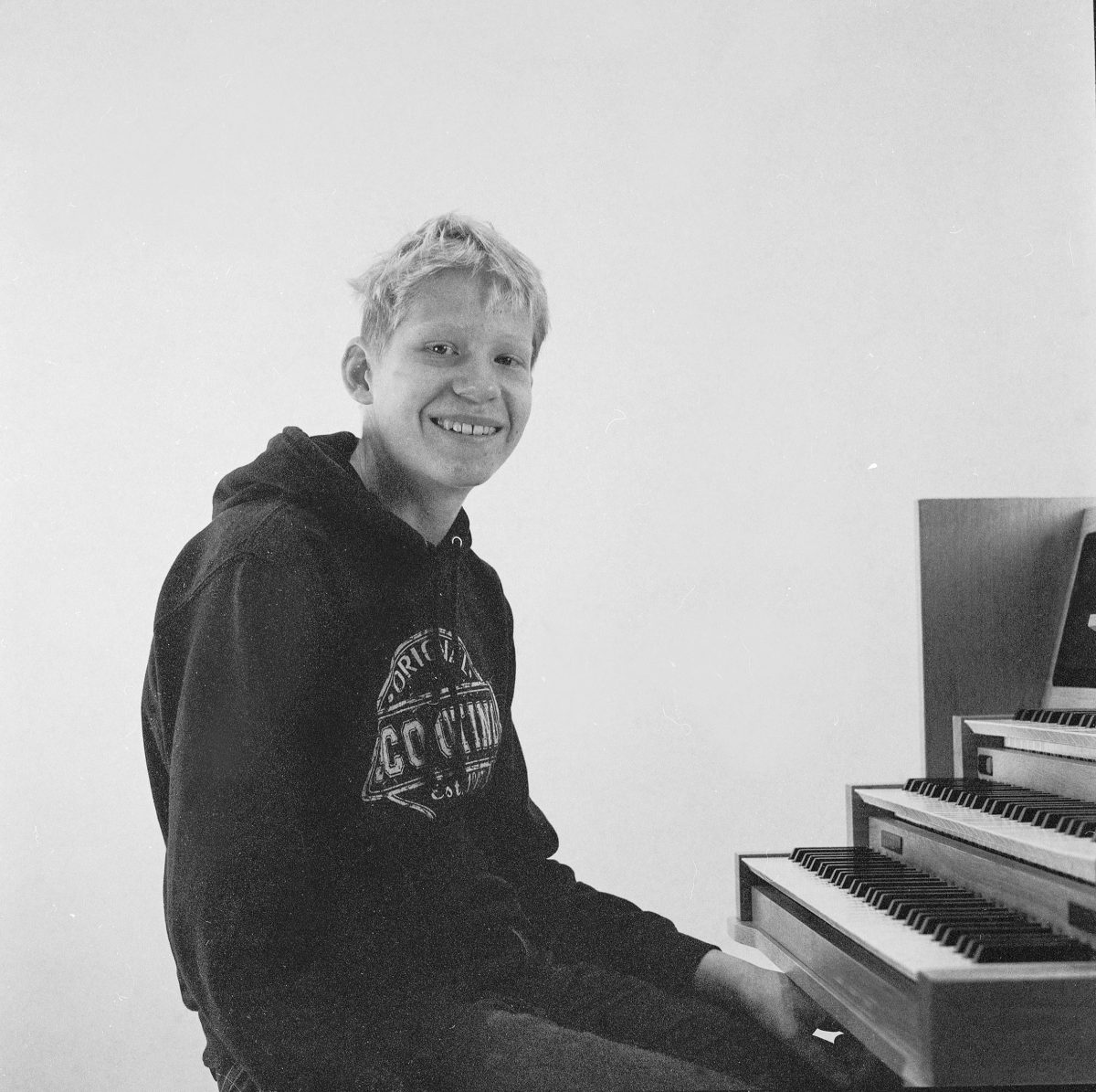 jongen op orgel portret in zwart-wit